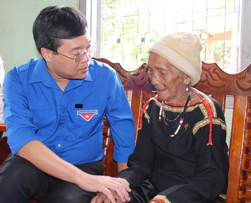 Đồng chí Lê Quốc Phong - Bí thư thứ nhất Trung ương Đoàn thăm hỏi, tặng quà Mẹ Việt Nam Anh hùng H’Năr Ông